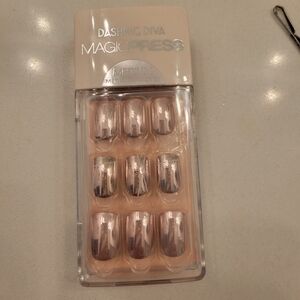 Dashing Diva Magic Press Medium Nails - Metallic Silver